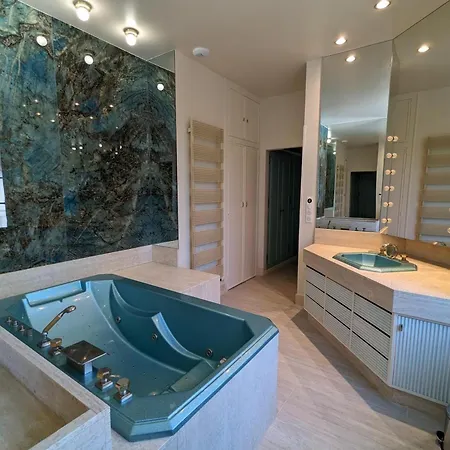 Grande Maison Familiale Avec Piscine Chauffee, Wifi Et Parking A - Fr-1-653-284 *