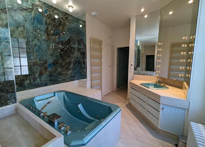 Grande Maison Familiale Avec Piscine Chauffee, Wifi Et Parking A - Fr-1-653-284 *